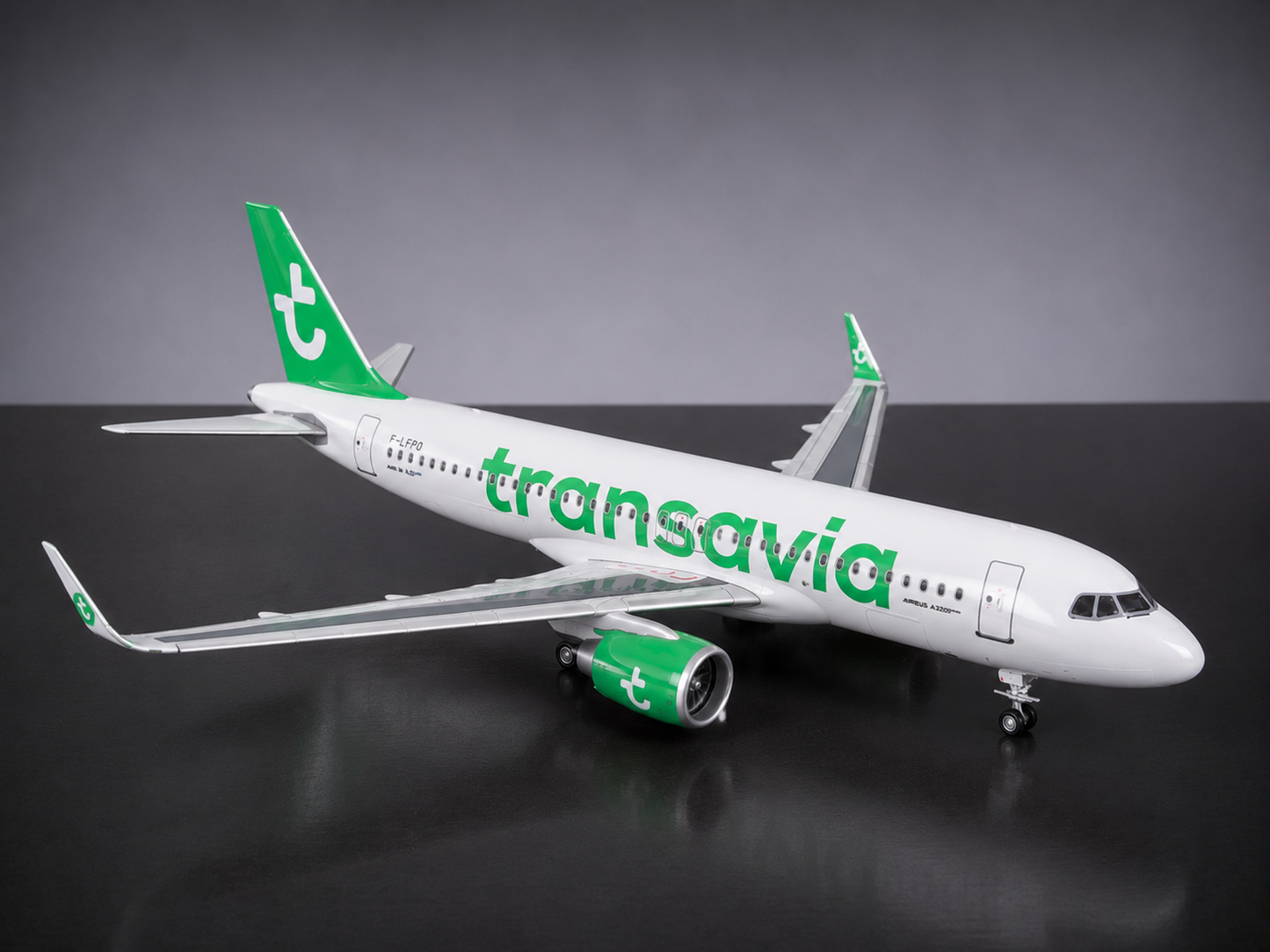 Airbus A320neo Transavia 1:100 37cm en résine avec Led Finition Premium